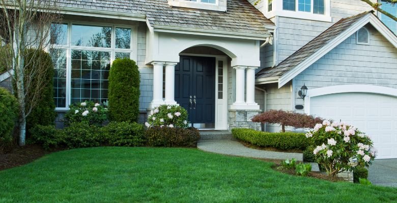 Impressive Front Yard Landscaping Using Rock & Mulch